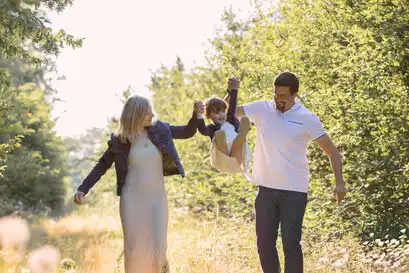 Un couple avec un enfant dans les bois.