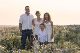 Couple avec deux enfants lors d’une séance photo en extérieur près d'Orléans.