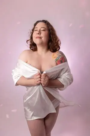 Femme portant une culotte et une chemise sur les épaules couvrant la poitrine