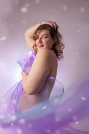 Femme nue avec voilage dans les tons violet.