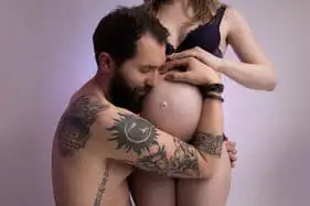 Couple lors d’une séance photo grossesse au studio à Neuville-aux-Bois.