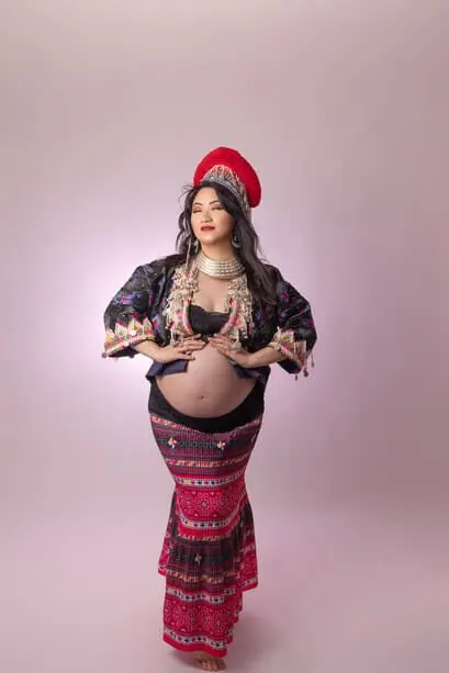 Femme enceinte portant un costume traditionnel asiatique.