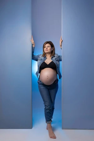 Femme enceinte en jean dans les tons bleus